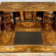 Holland 18th century: Scribanne chest of drawers with curved shape in molded wood