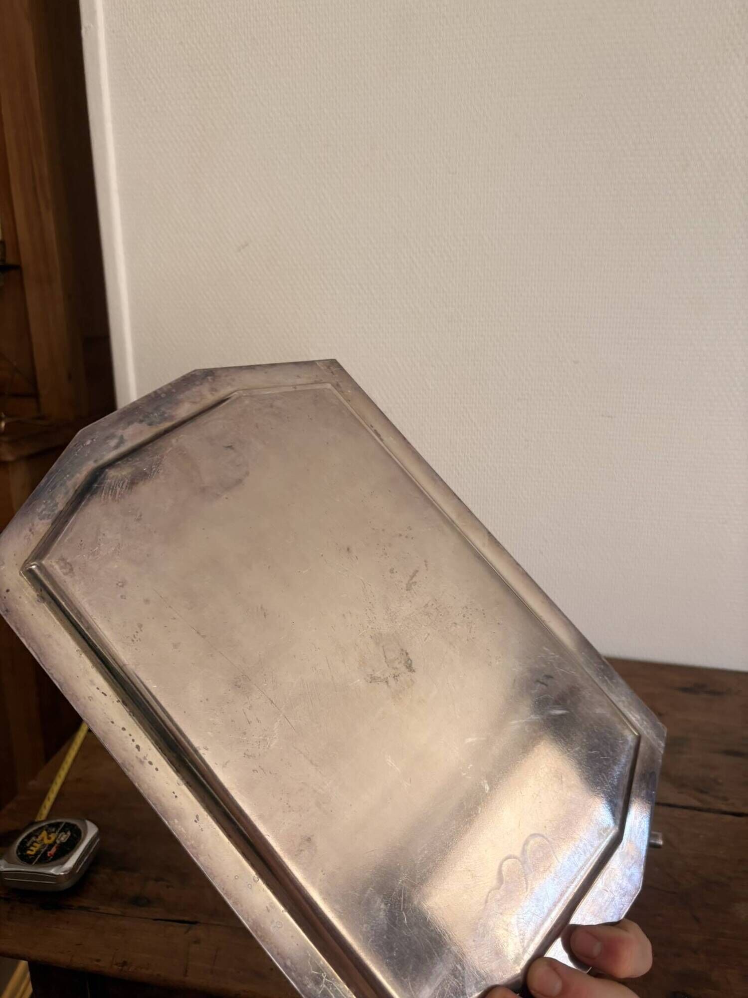 Art Deco metal plate, silvered, hammered on a flat vintage serving stand.