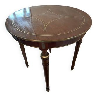 Petite table ronde en acajou avec incrustation en bois clair.