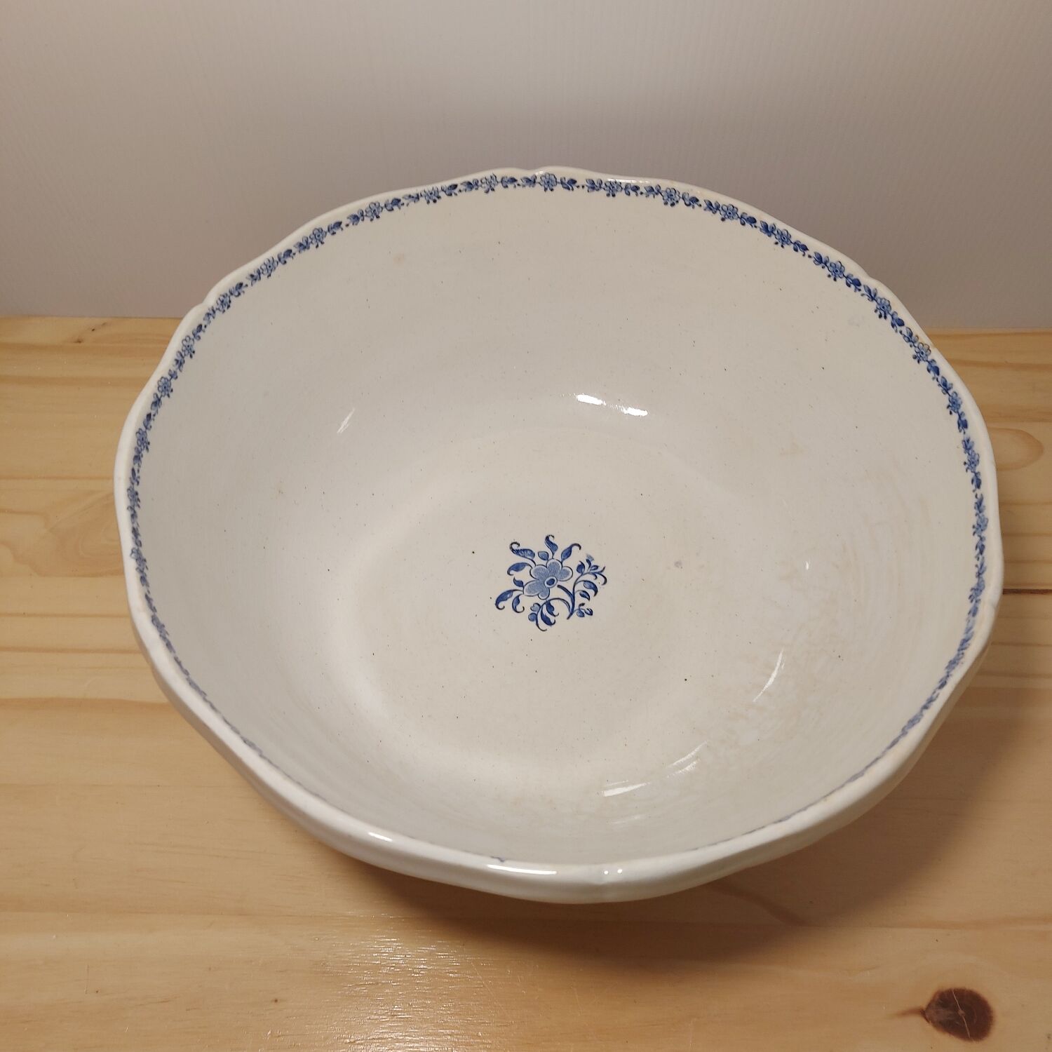 Antique salad bowl in gien