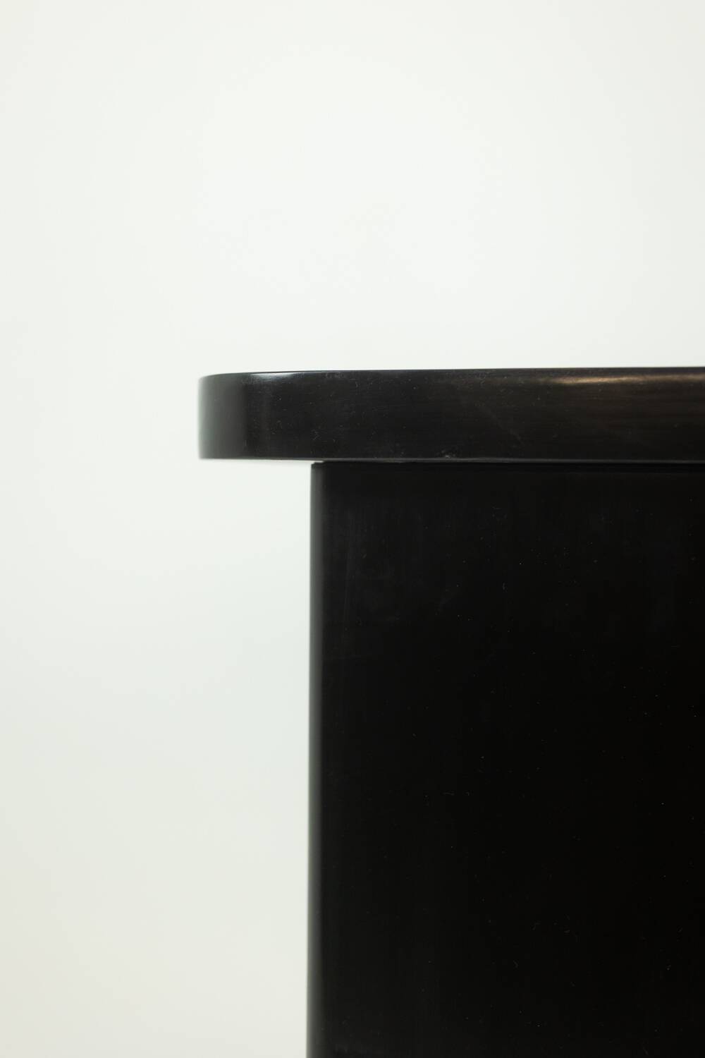 Art Deco kidney-shaped desk, in black lacquered wood. 1930s.