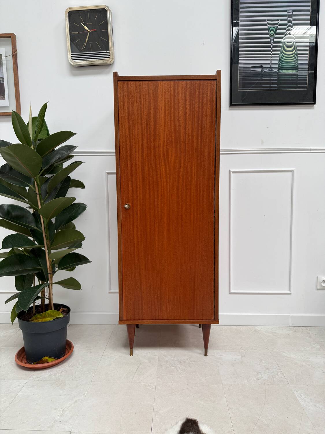 Standing man entrance cabinet