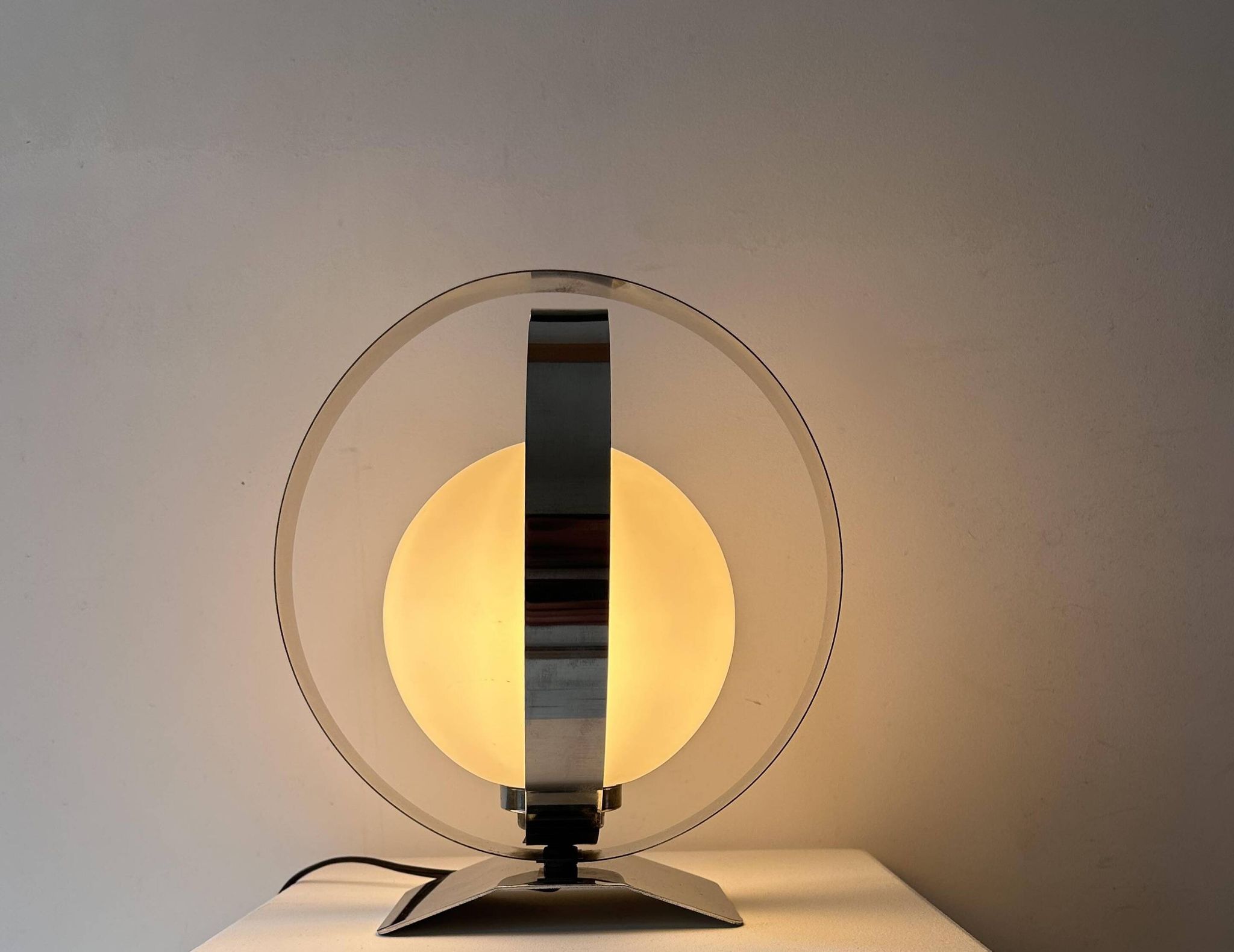 Lampe de table vintage, chrome et opaline, France 1970