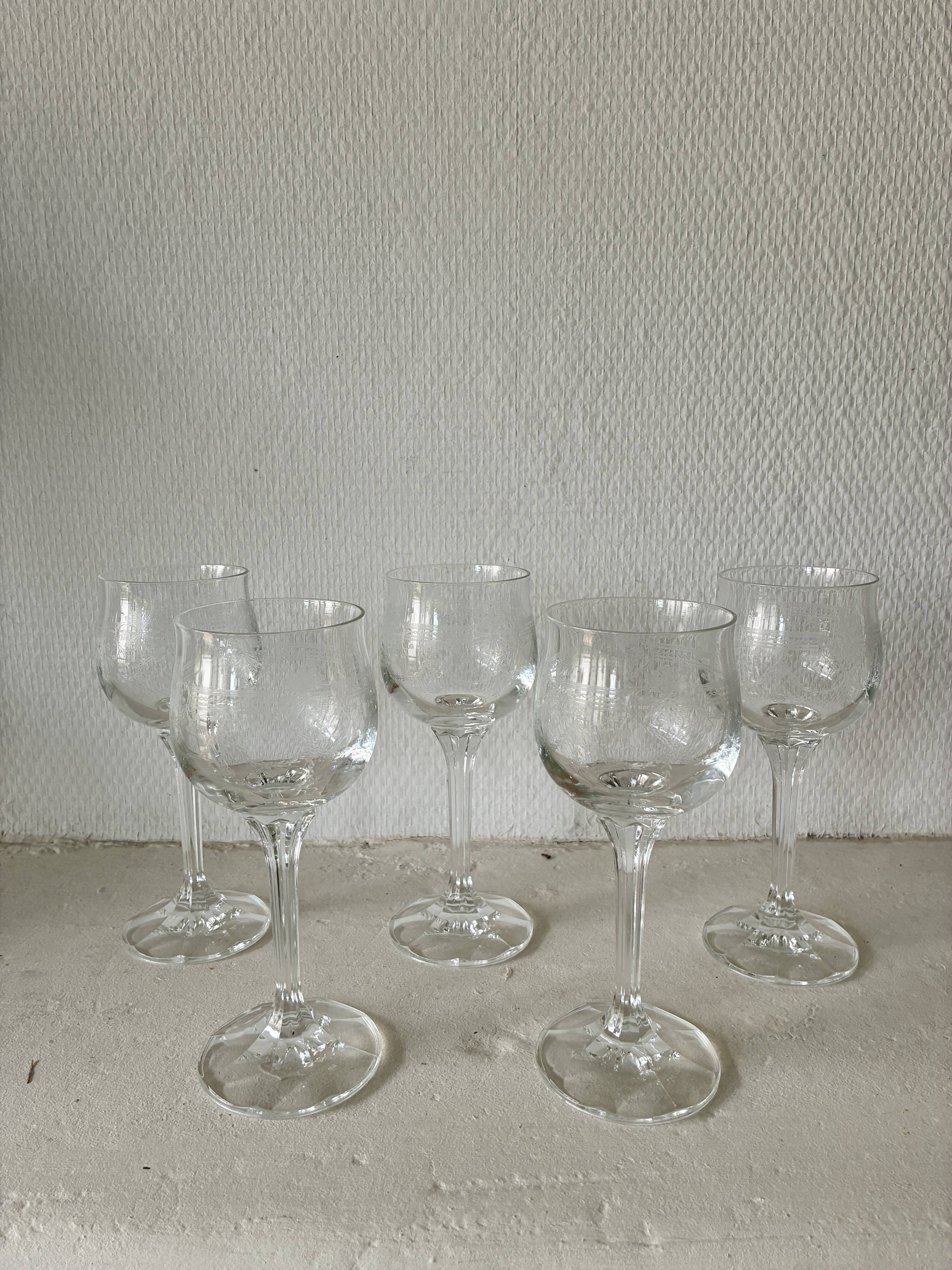 Lot 5 Footed glasses in transparent crystal with screen printing