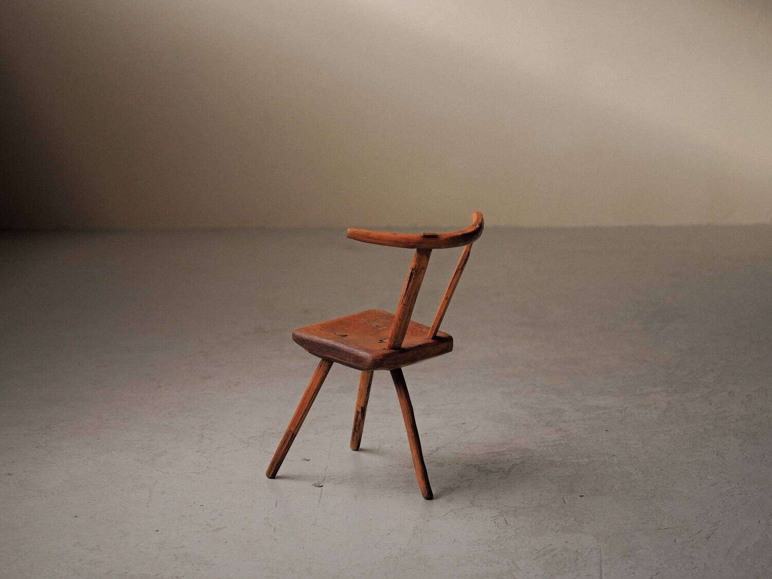 Small alpine chair in solid pine, folk art, early 20th century.