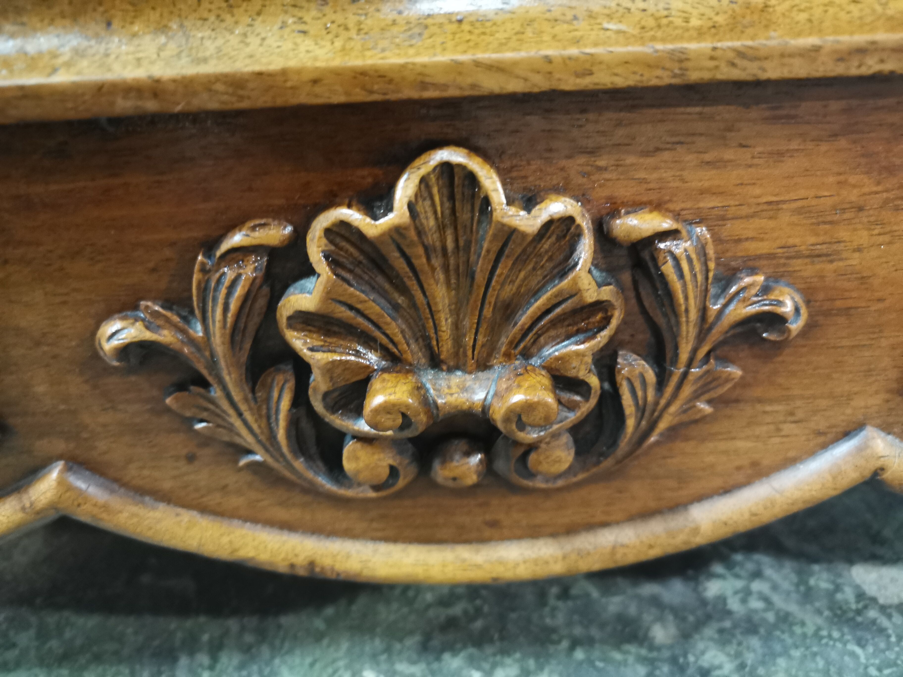 Commode à tiroirs style Louis XV en noyer et plaquée noyer