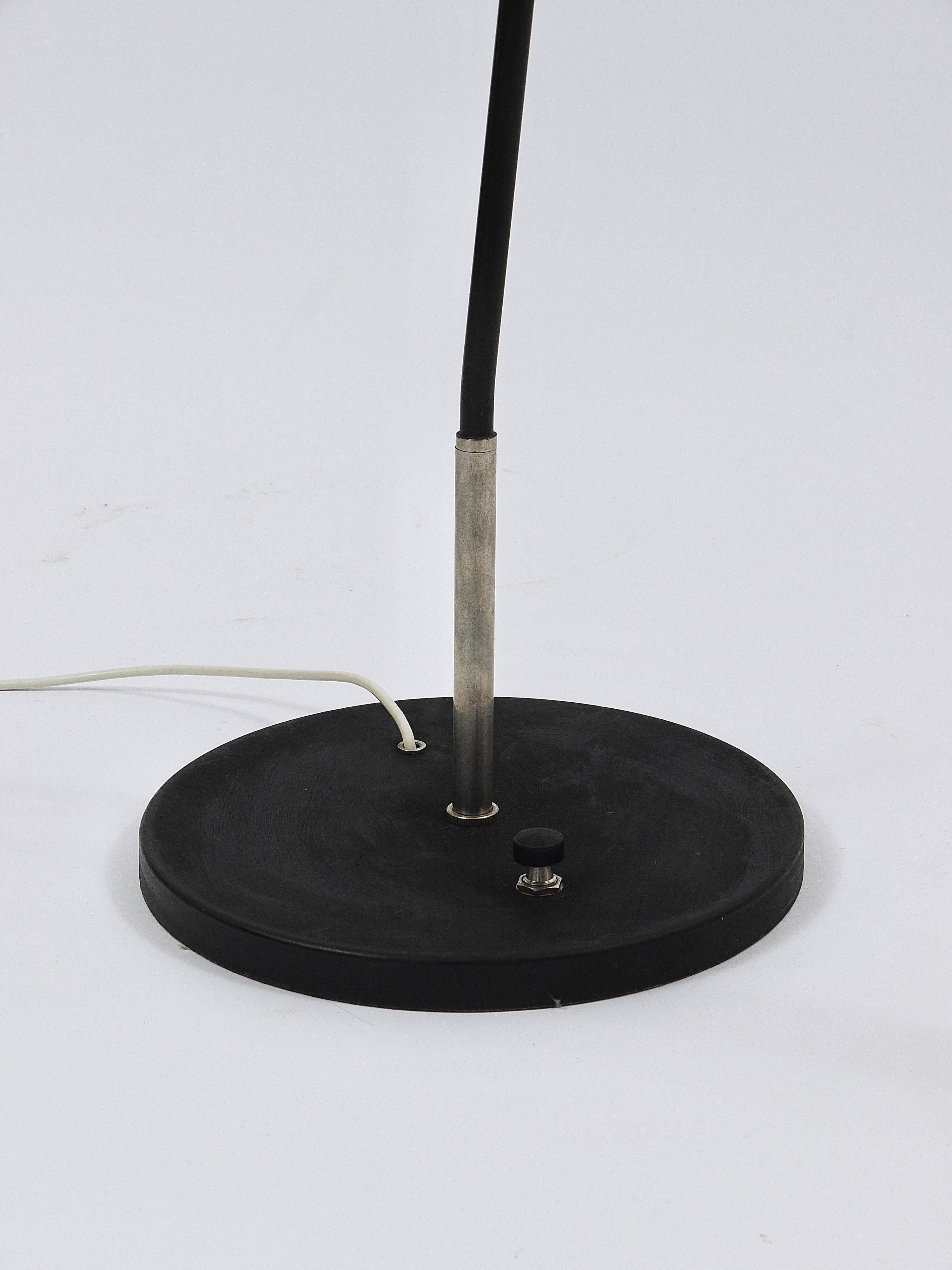 Articulated floor lamp with counterweight mid-century by Rupert Nikoll, nickel, brass.