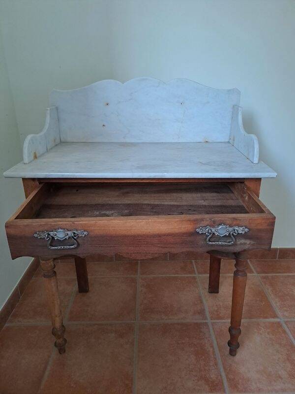 Ancienne table de toilette