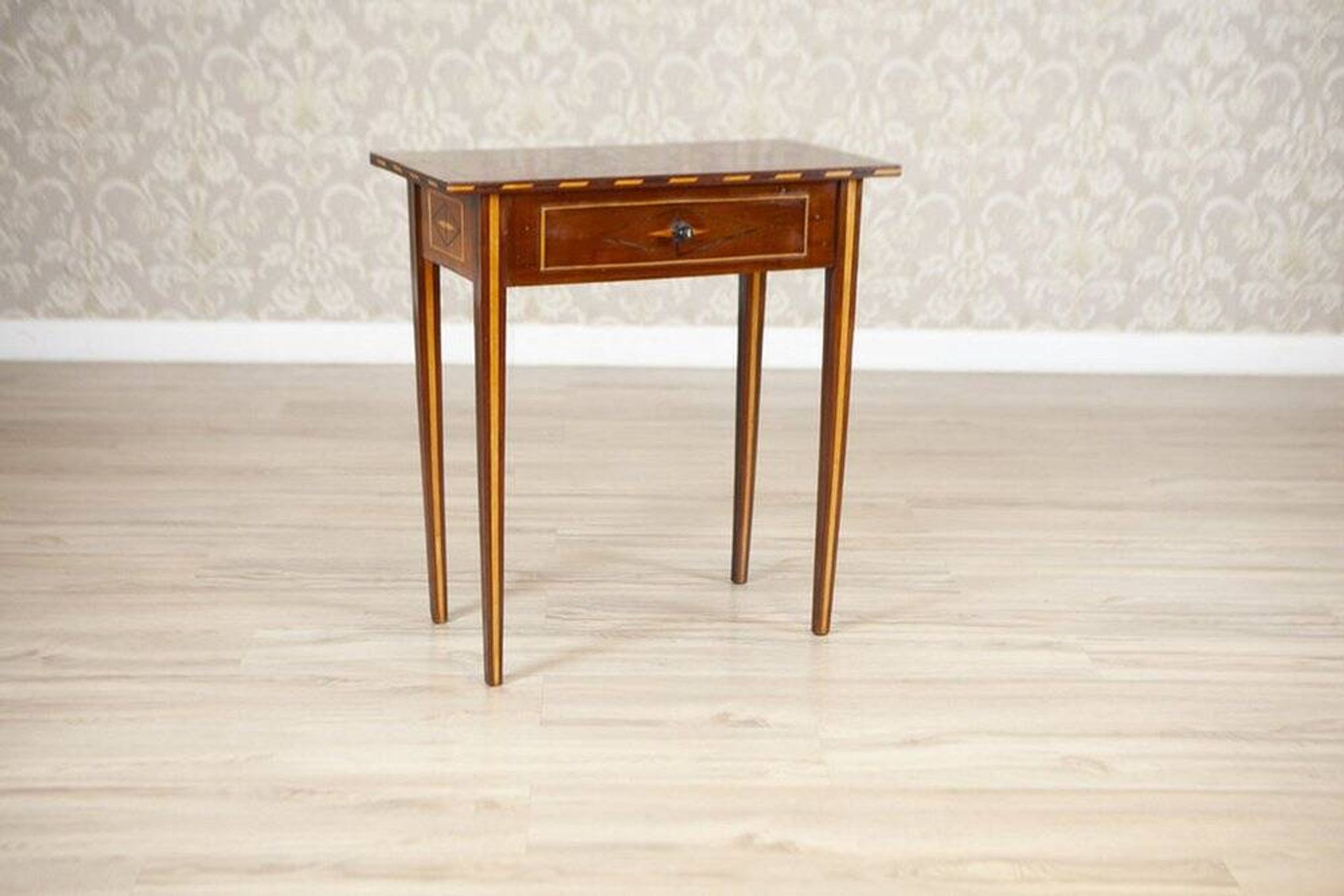 Table d'appoint incrustée du 19ème siècle