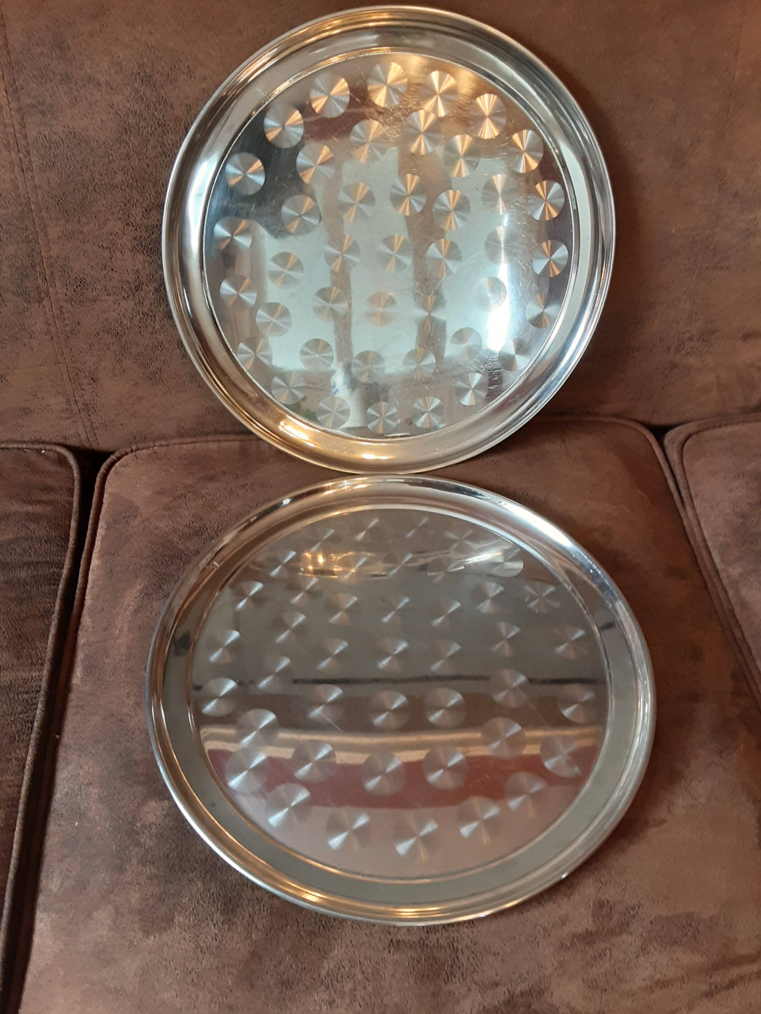 Set of 2 vintage trays