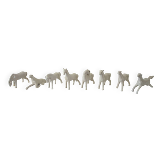 Lot de 8 chevaux du bonheur en porcelaine de Chine blanche, années 60/70