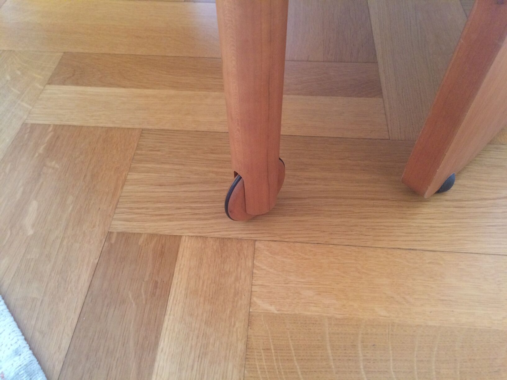 Design desk in Miss Cherry