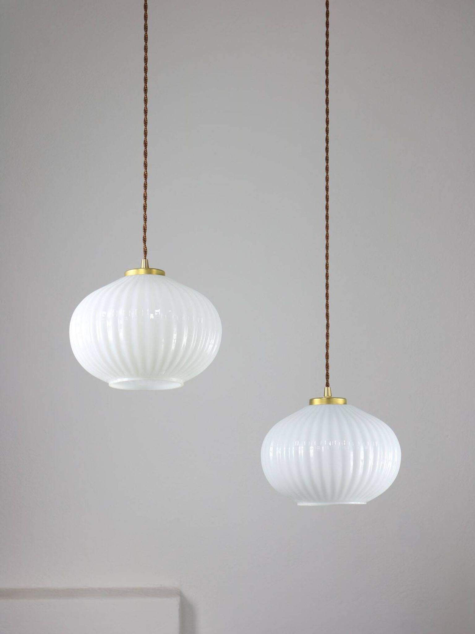 Lampe suspendue vintage en opaline et laiton