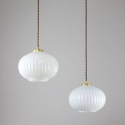 Lampe suspendue vintage en opaline et laiton