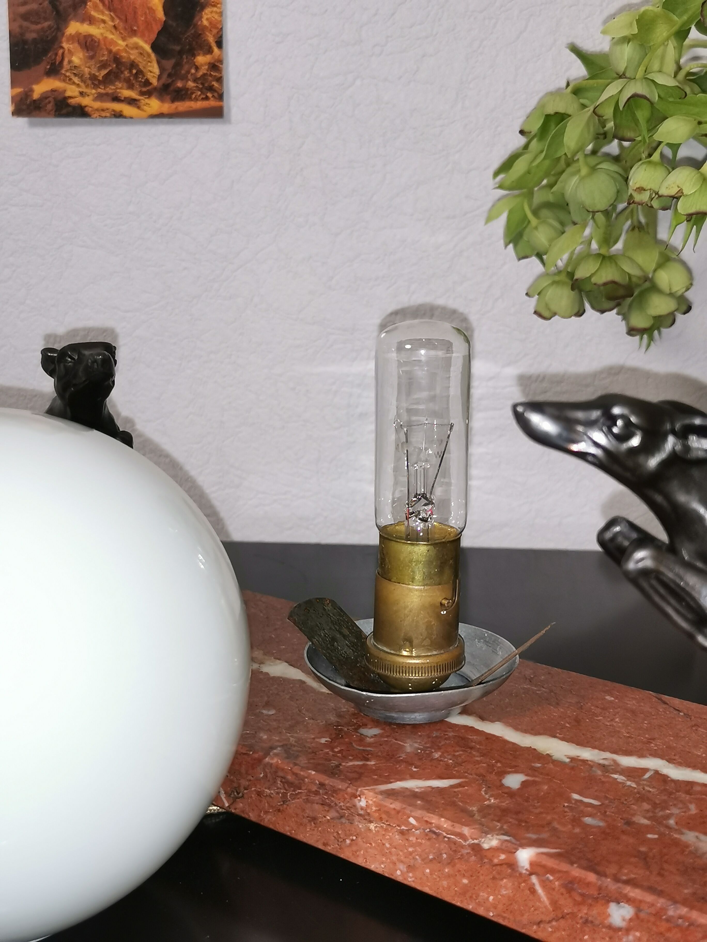 Art deco lamp, marble, globe, opaline and greyhounds in regulation, 1930