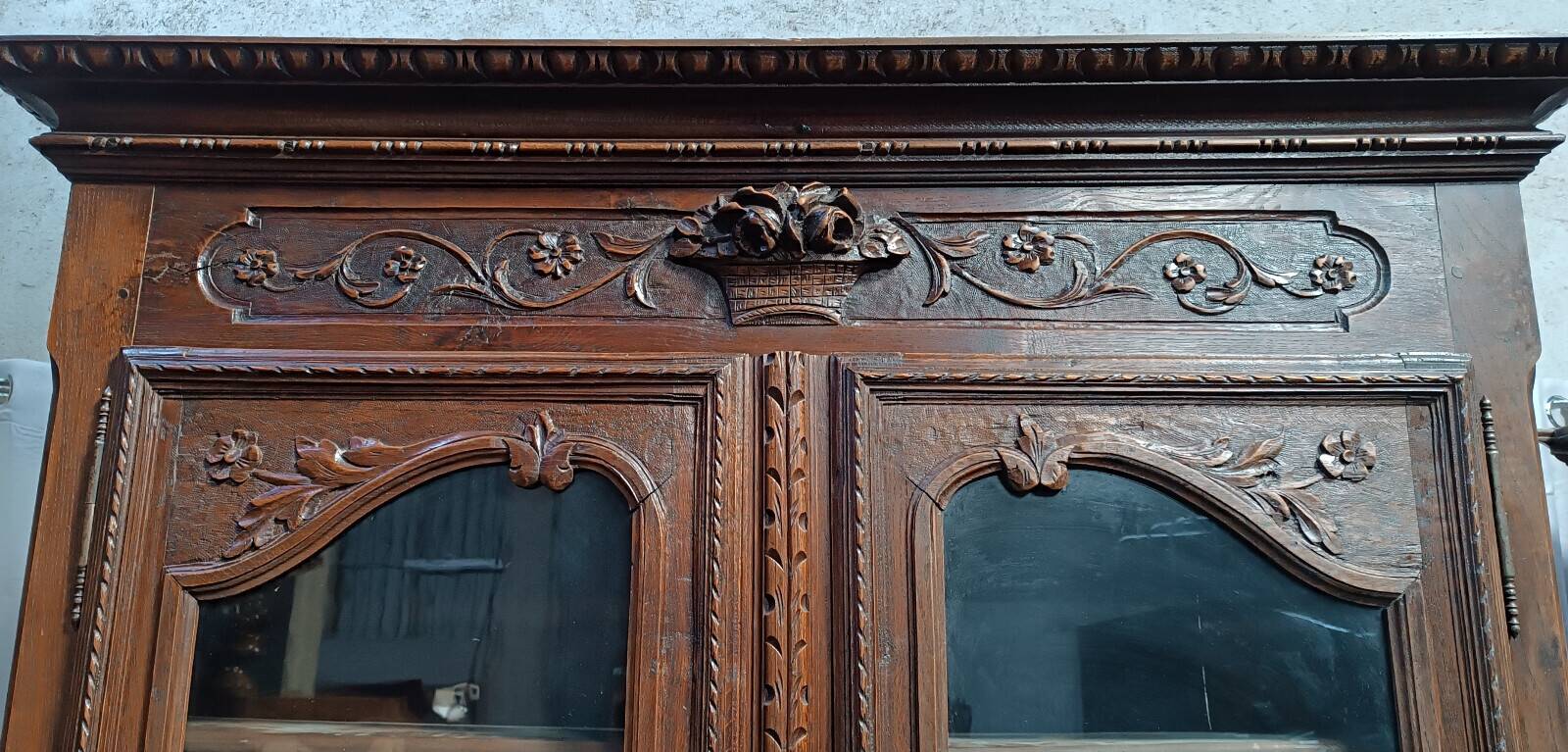 Buffet with 2 bodies in carved oak, Louis XV style, 19th century.