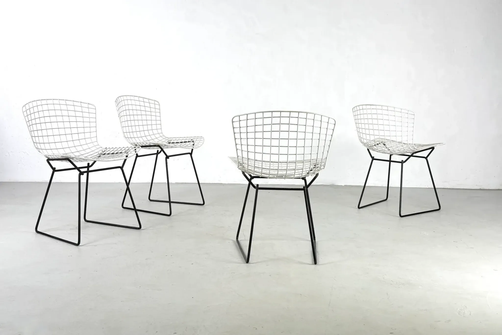Set of 4 chairs model 420 by Harry Bertoia for Knoll – 1950s