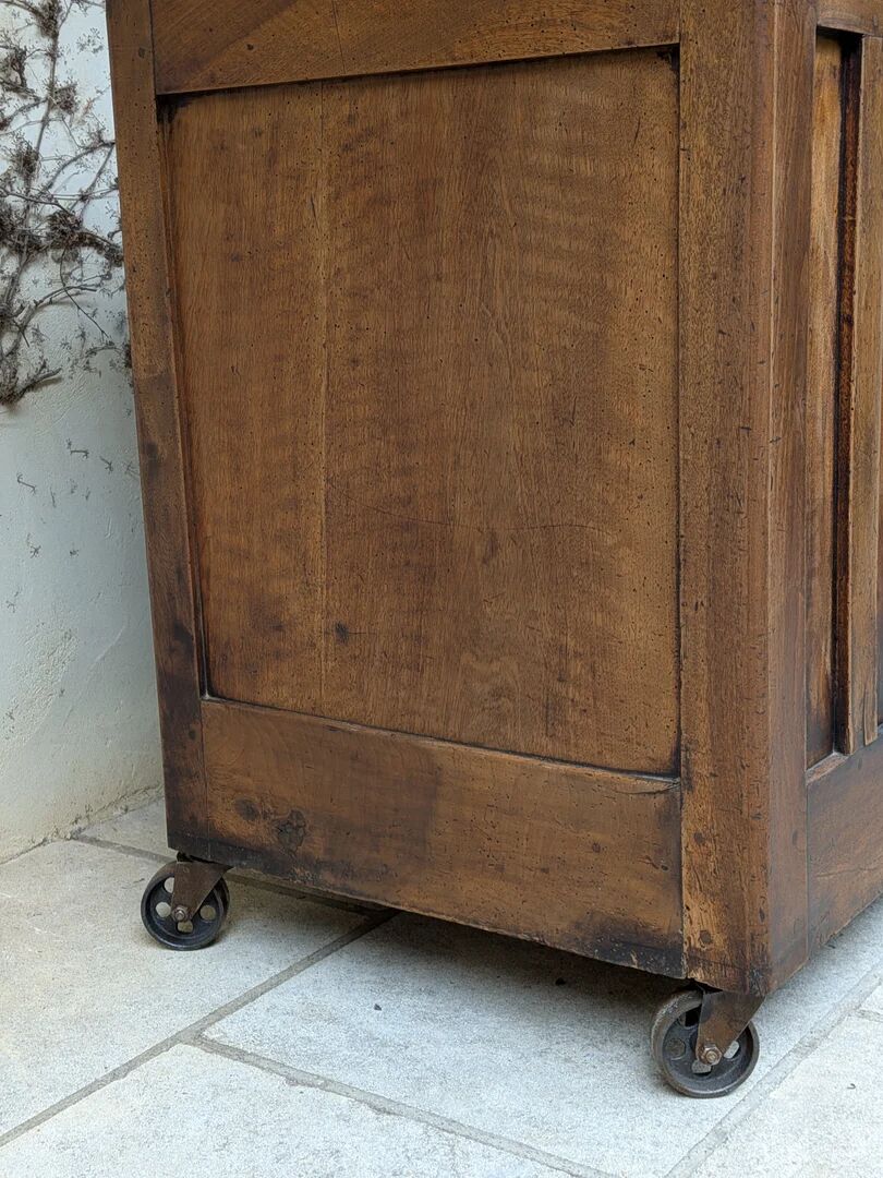 Buffet bas en bois massif sur roulettes – style industriel & campagne