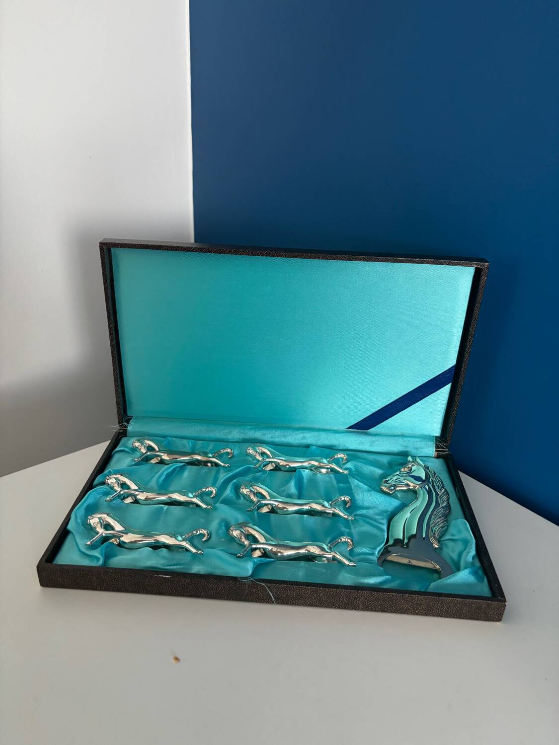 Set of 6 vintage silver metal knife holders and bottle opener, chev design