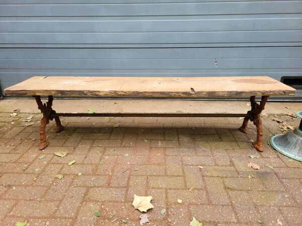 Banc de jardin en fonte de style campagnard français avec vieille planche de bois de grange
