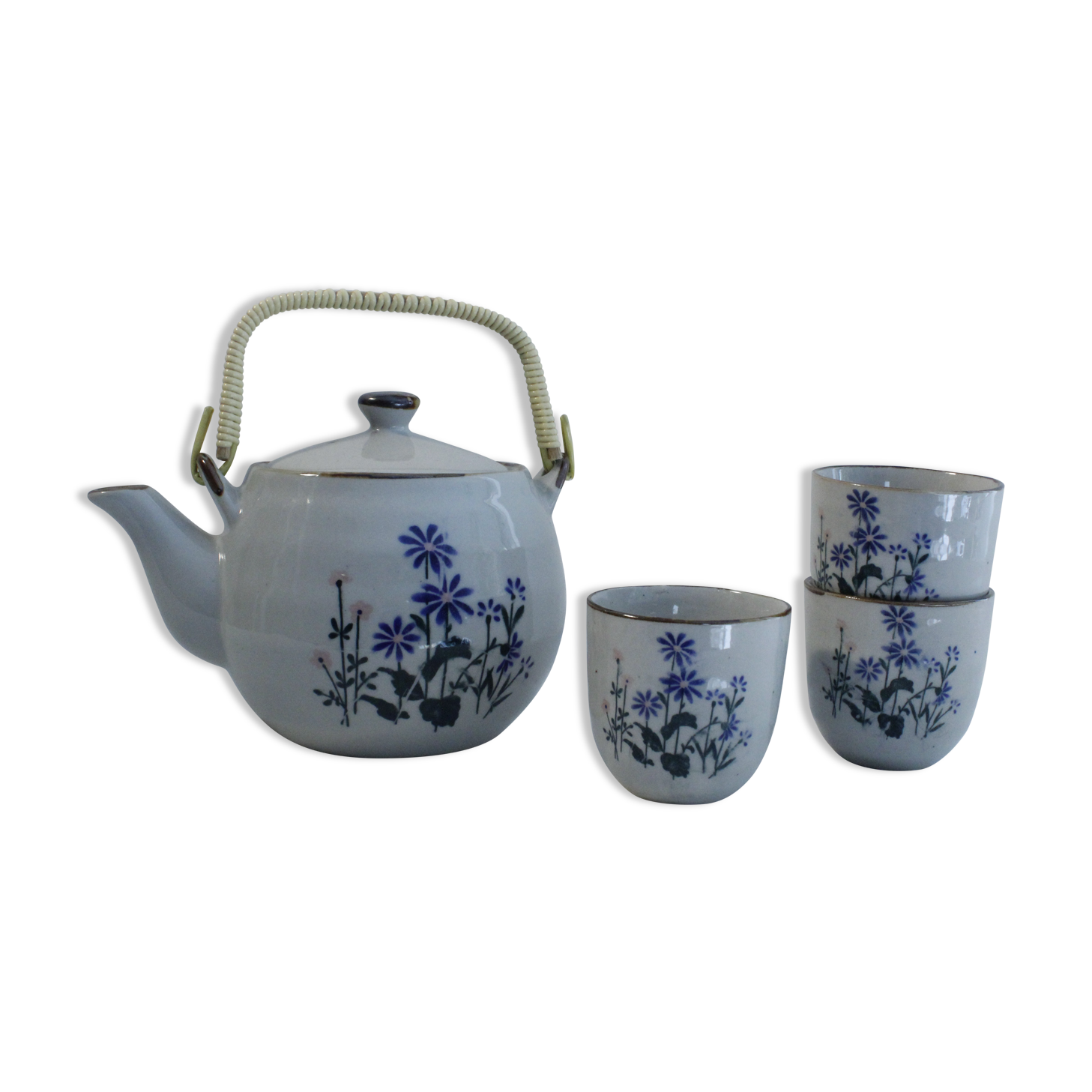 Tea set and 3 cups - floral motifs