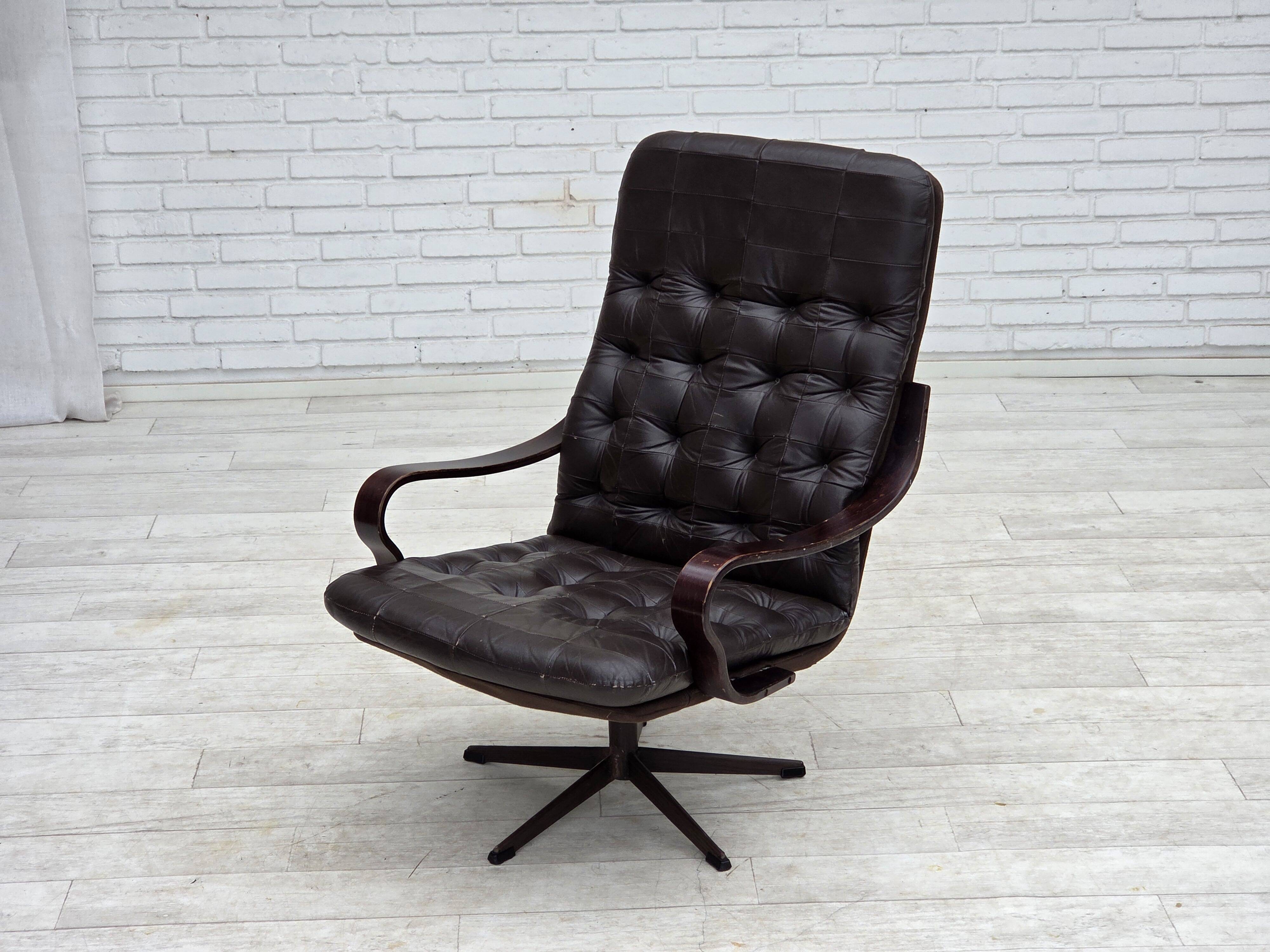 Fauteuil pivotant scandinave des années 1970, en cuir patchwork d'origine.