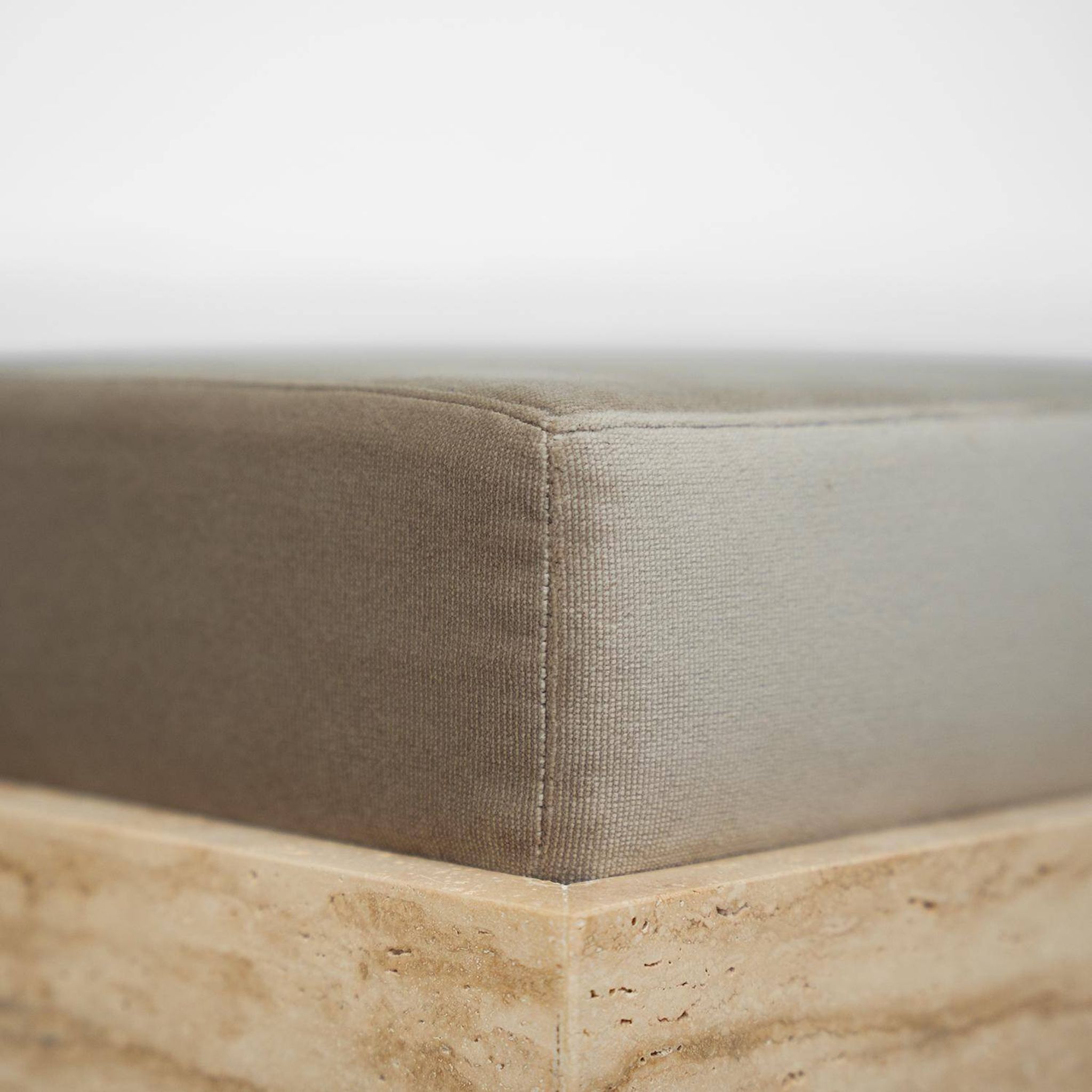 Tabouret cubique en travertin avec coussin en velours