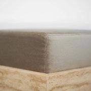 Tabouret cubique en travertin avec coussin en velours