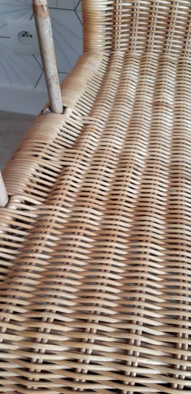 Fauteuil vintage en rotin tressé.
