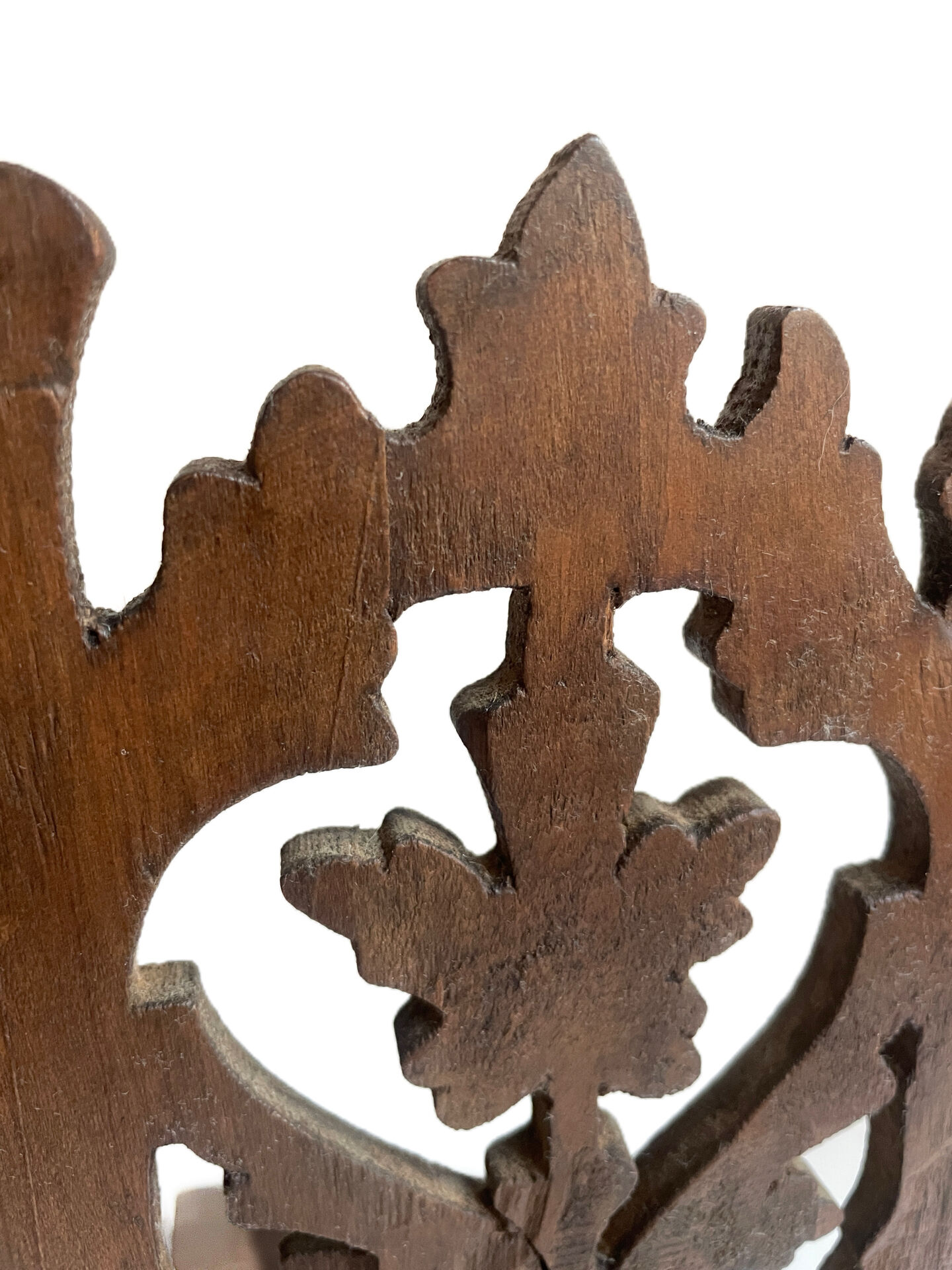 Petite étagère d’angle en bois sculpté