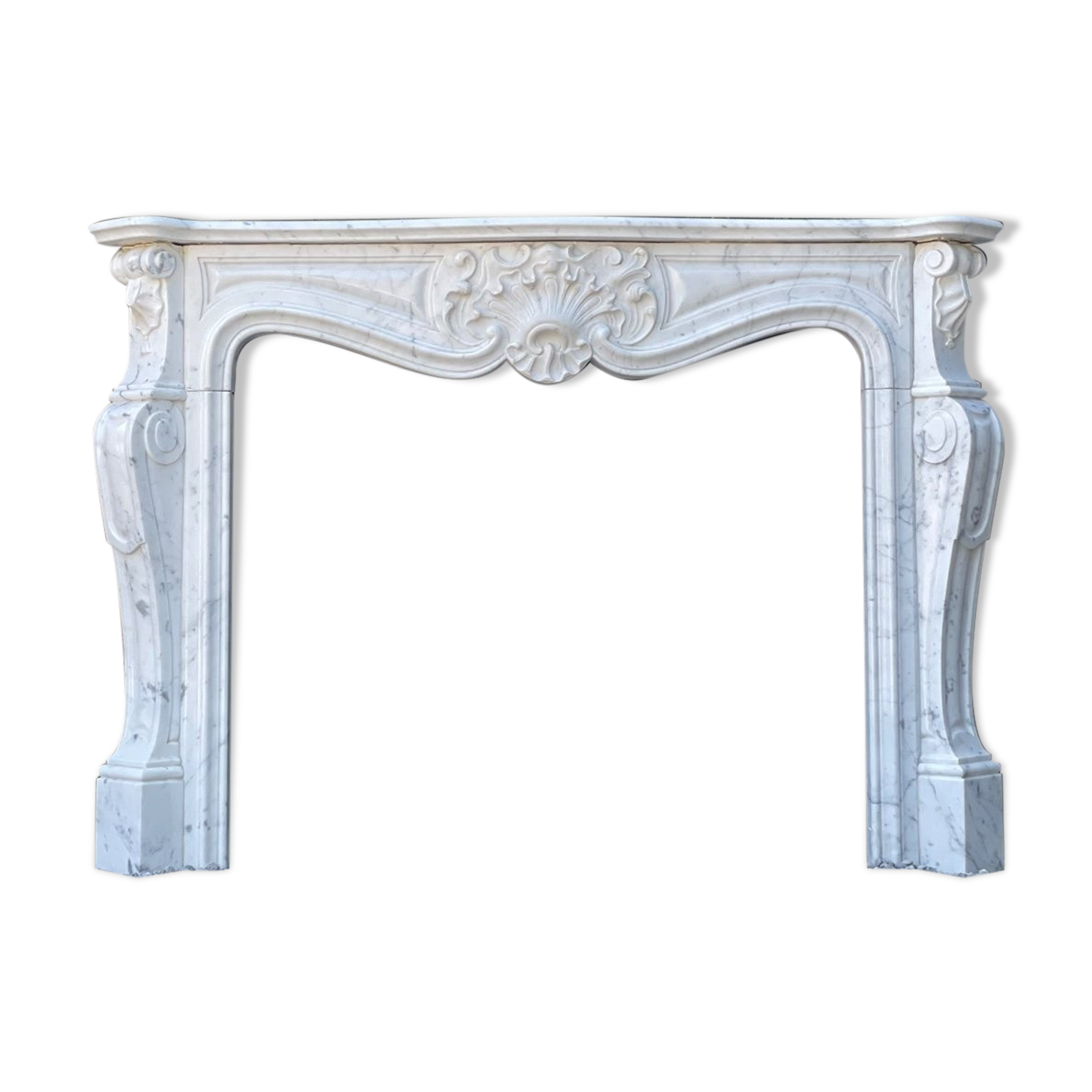 Cheminée de style Louis XV en marbre de carrare