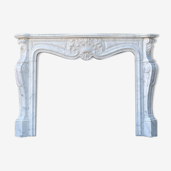 Cheminée de style Louis XV en marbre de carrare