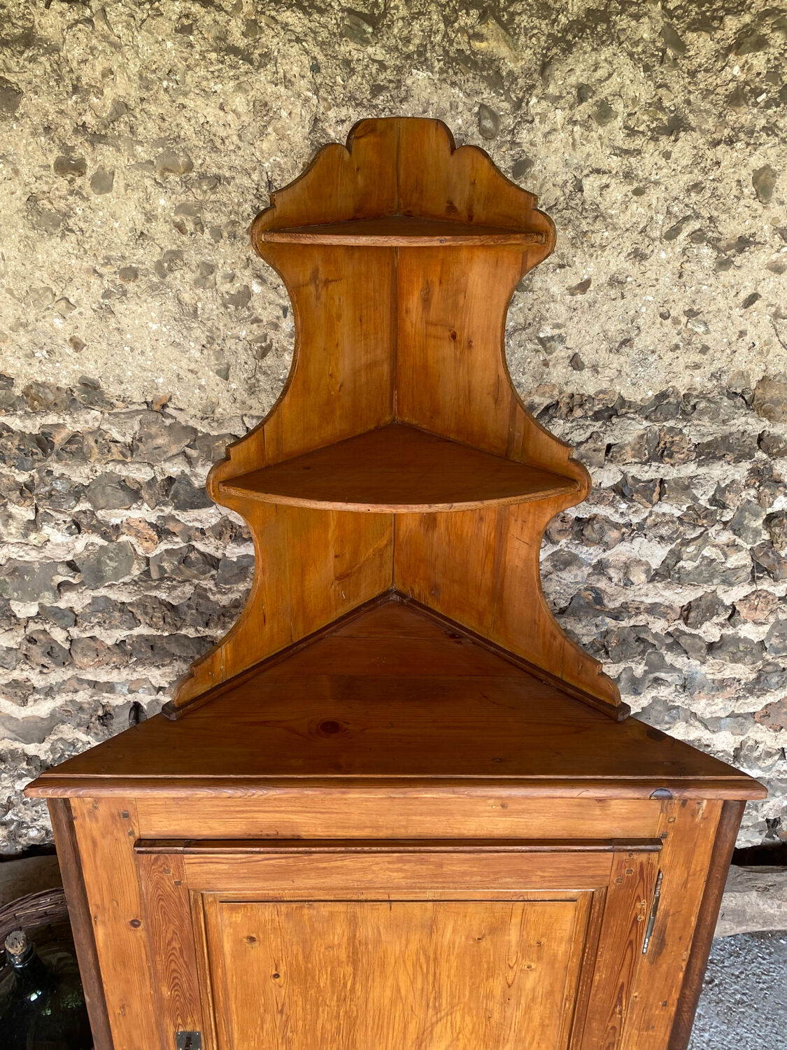 Encoignure ancienne avec étagère