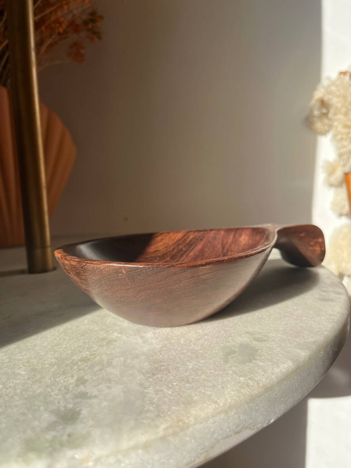 Jean Gillon. Bol à poignée en palissandre