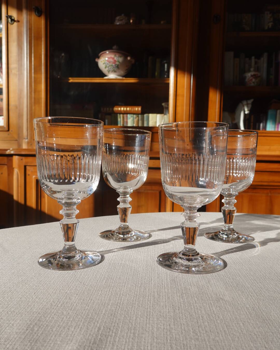 Set of 4 stemmed glasses with chiseled decoration