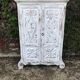 Armoire rustique en bois blanchi