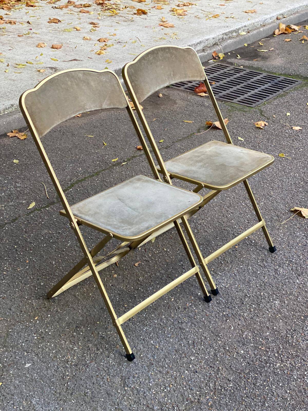 2 folding opera theatre chairs in gold-plated steel and beige velvet, 1970