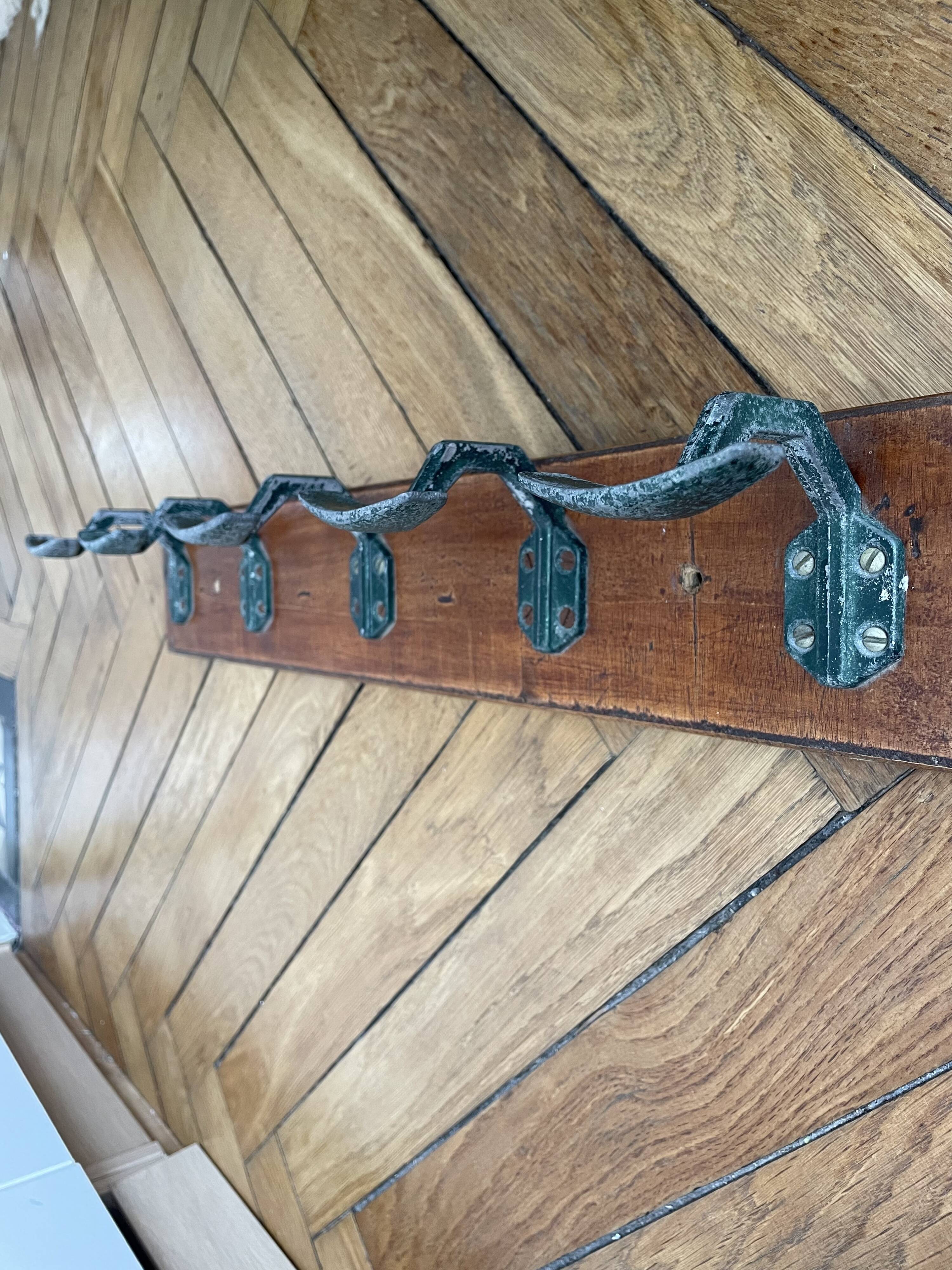 Patère d’école ancien en bois et métal
