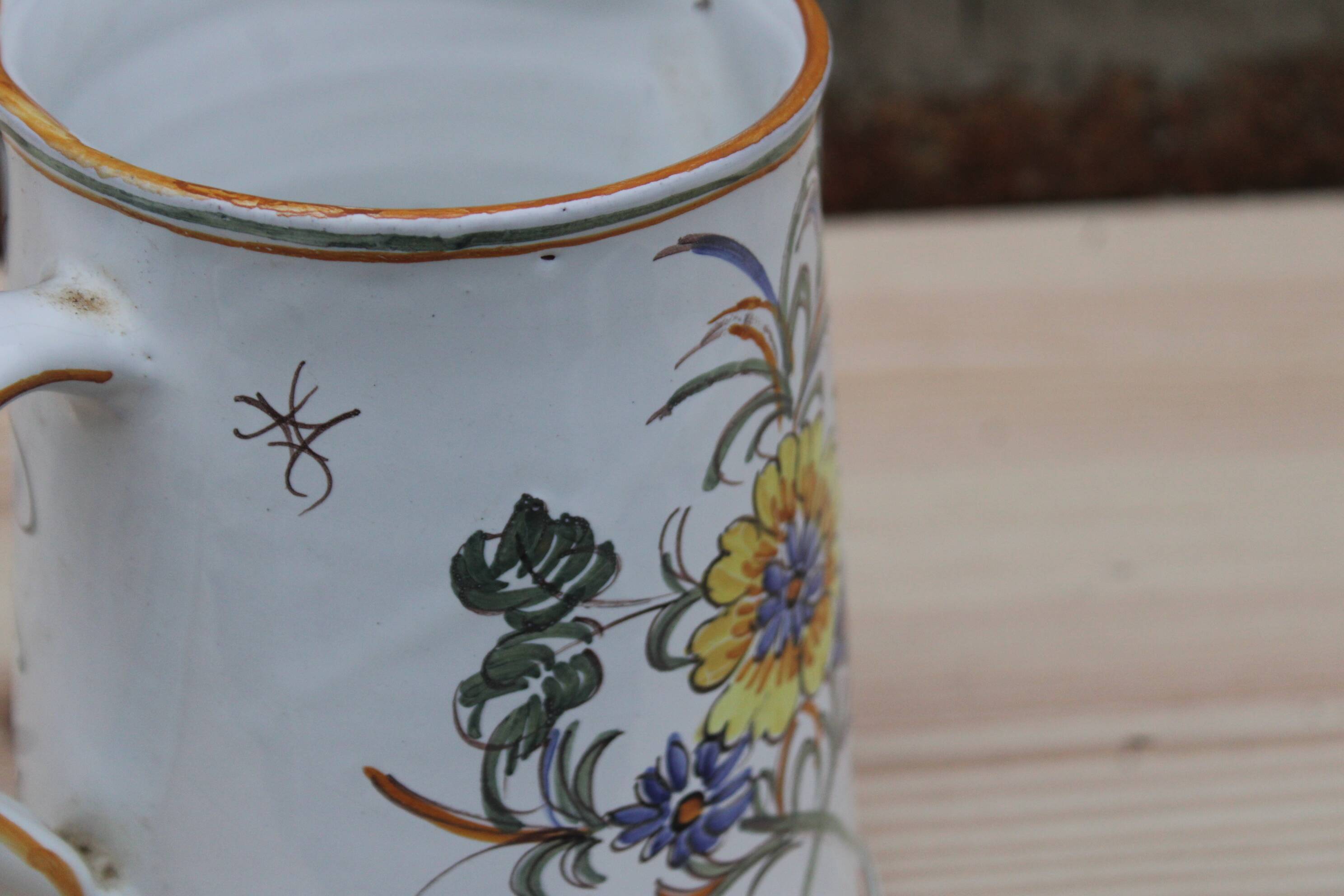 Pichet en faïence décorée – signé Duncan Marais