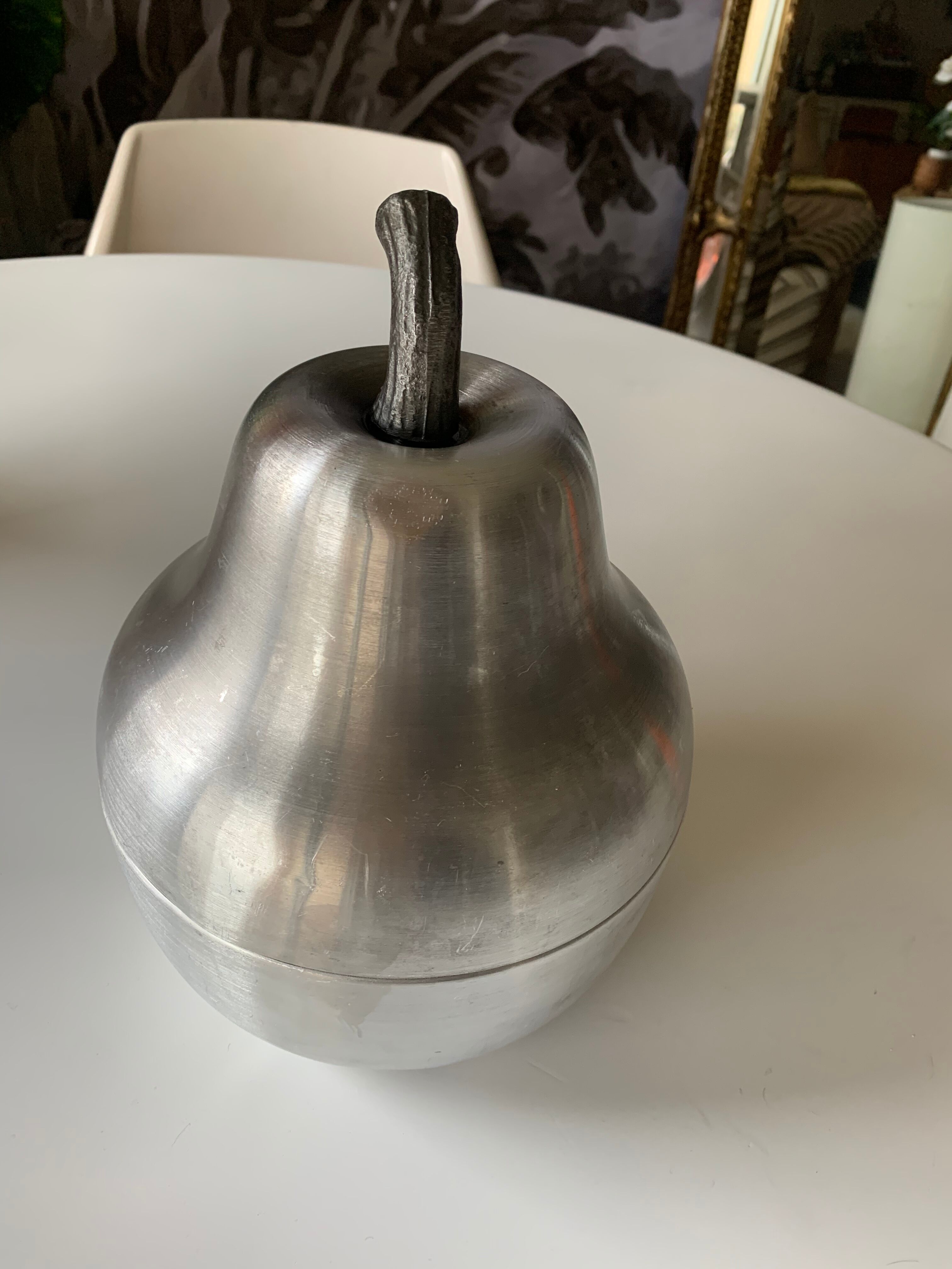 Pear-shaped ice bucket