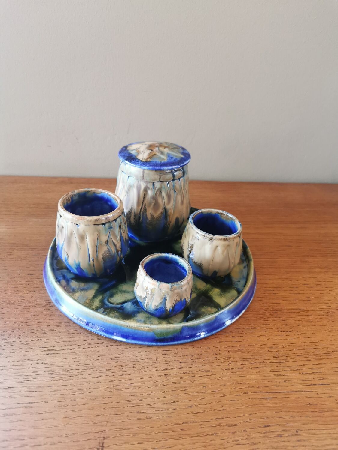 Ensemble de pots vintage en céramique.