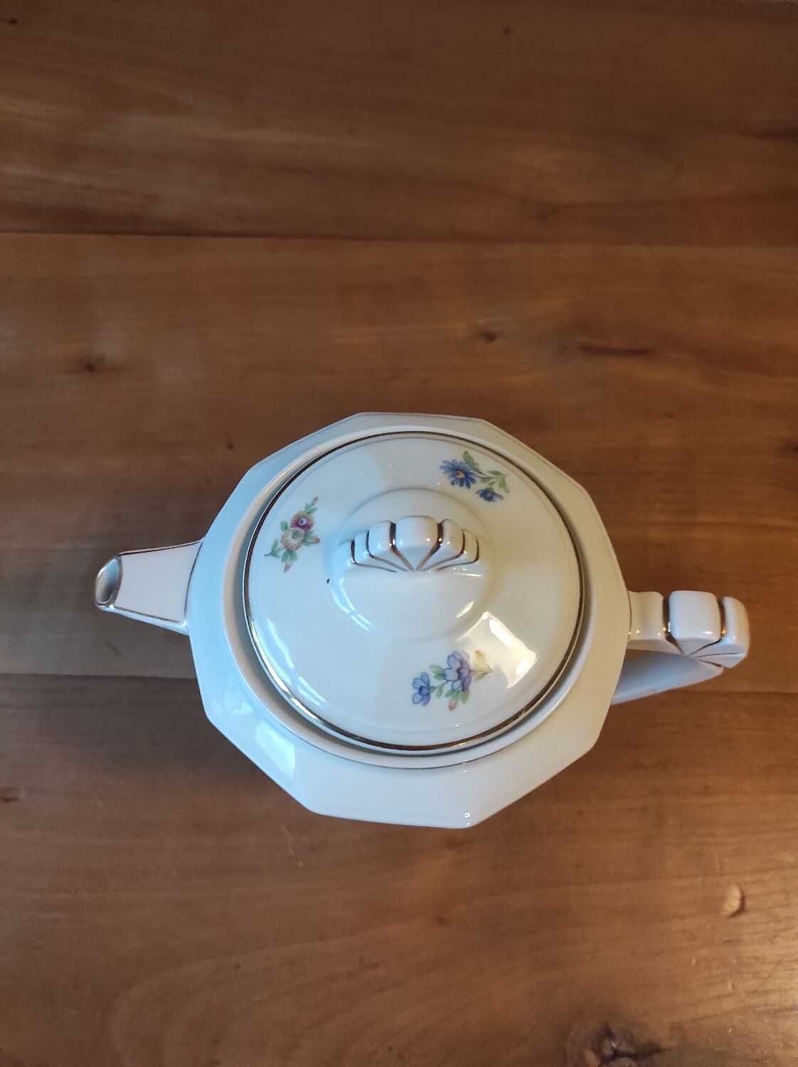 Coffee maker with floral decoration