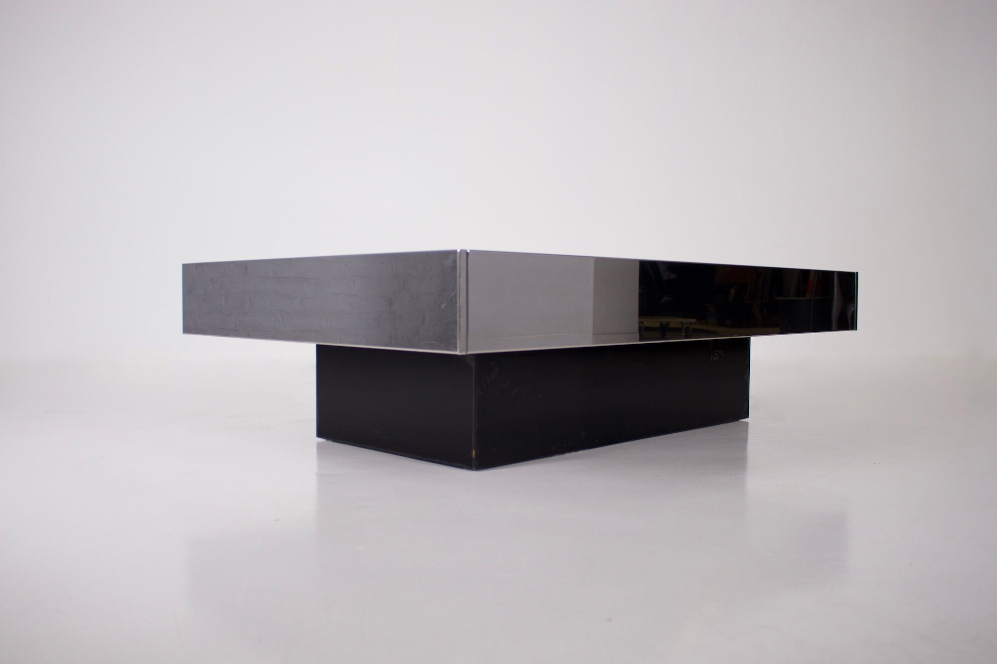 Opening coffee table in bar, Rizzo & Cidue 1970.