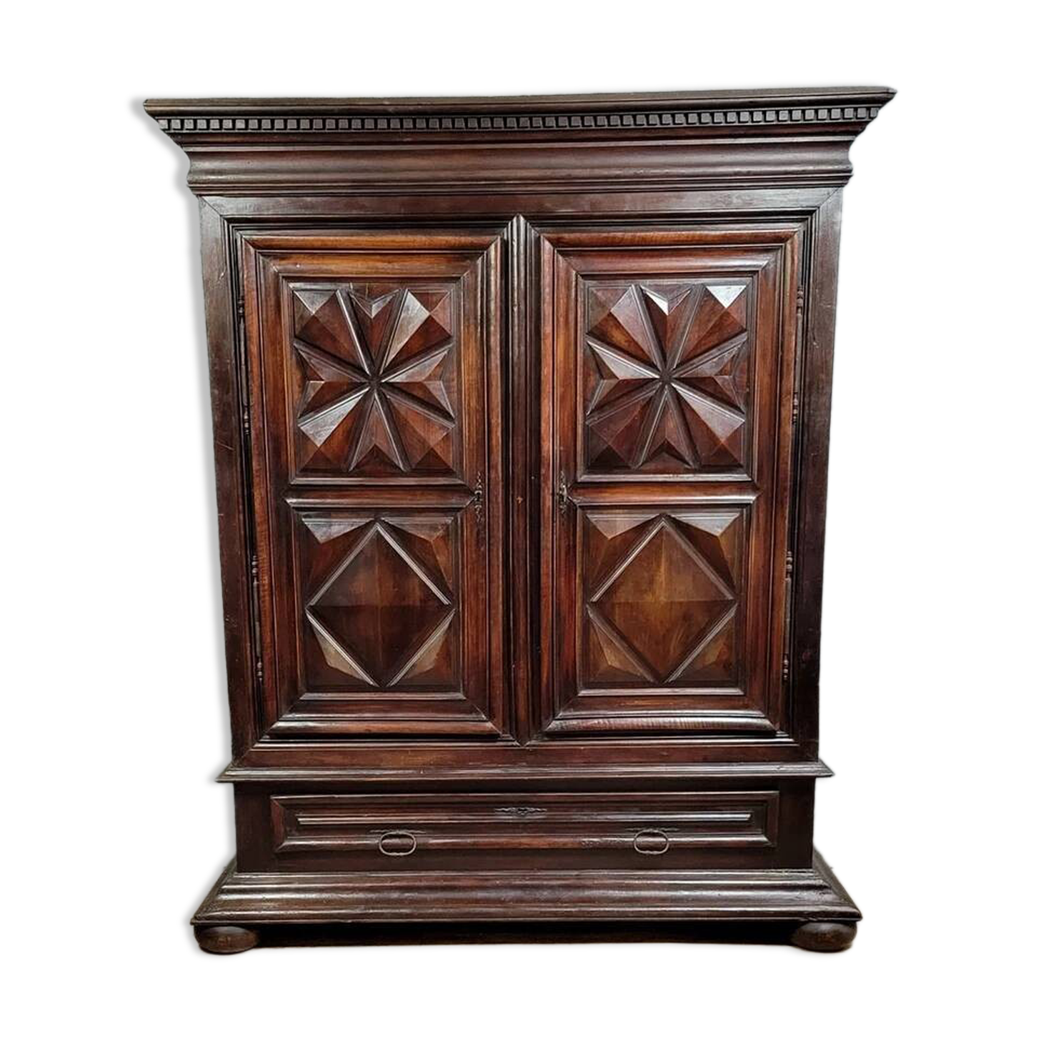 LXIII period cabinet with diamond points in molded walnut / 17th century