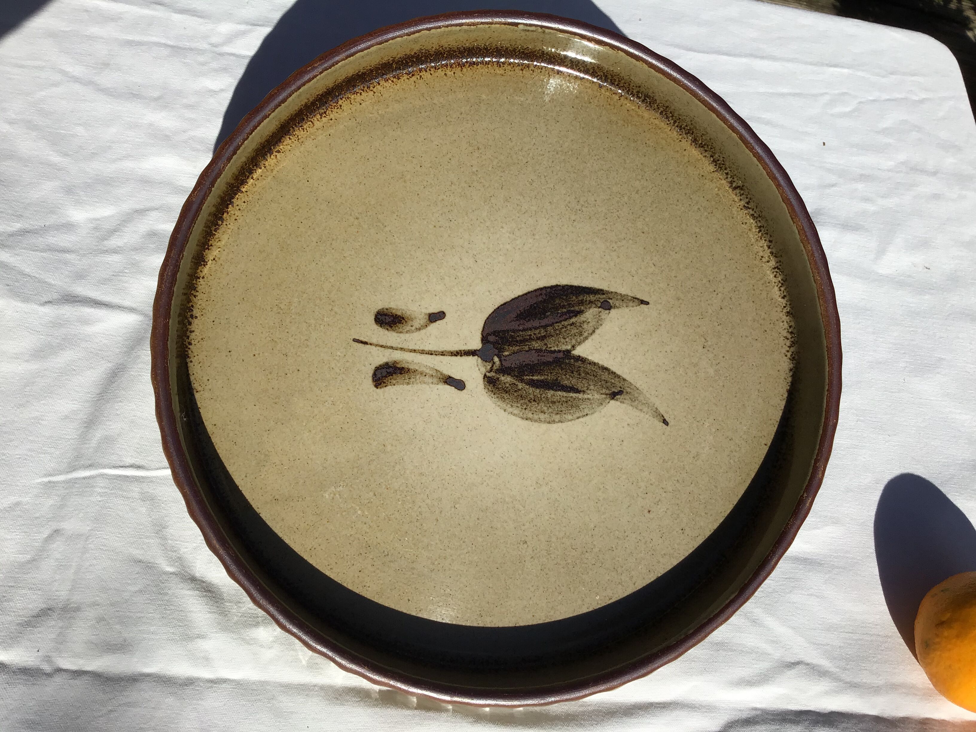 Flat pie beige khaki leaf pattern