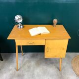 Desk with tapered feet