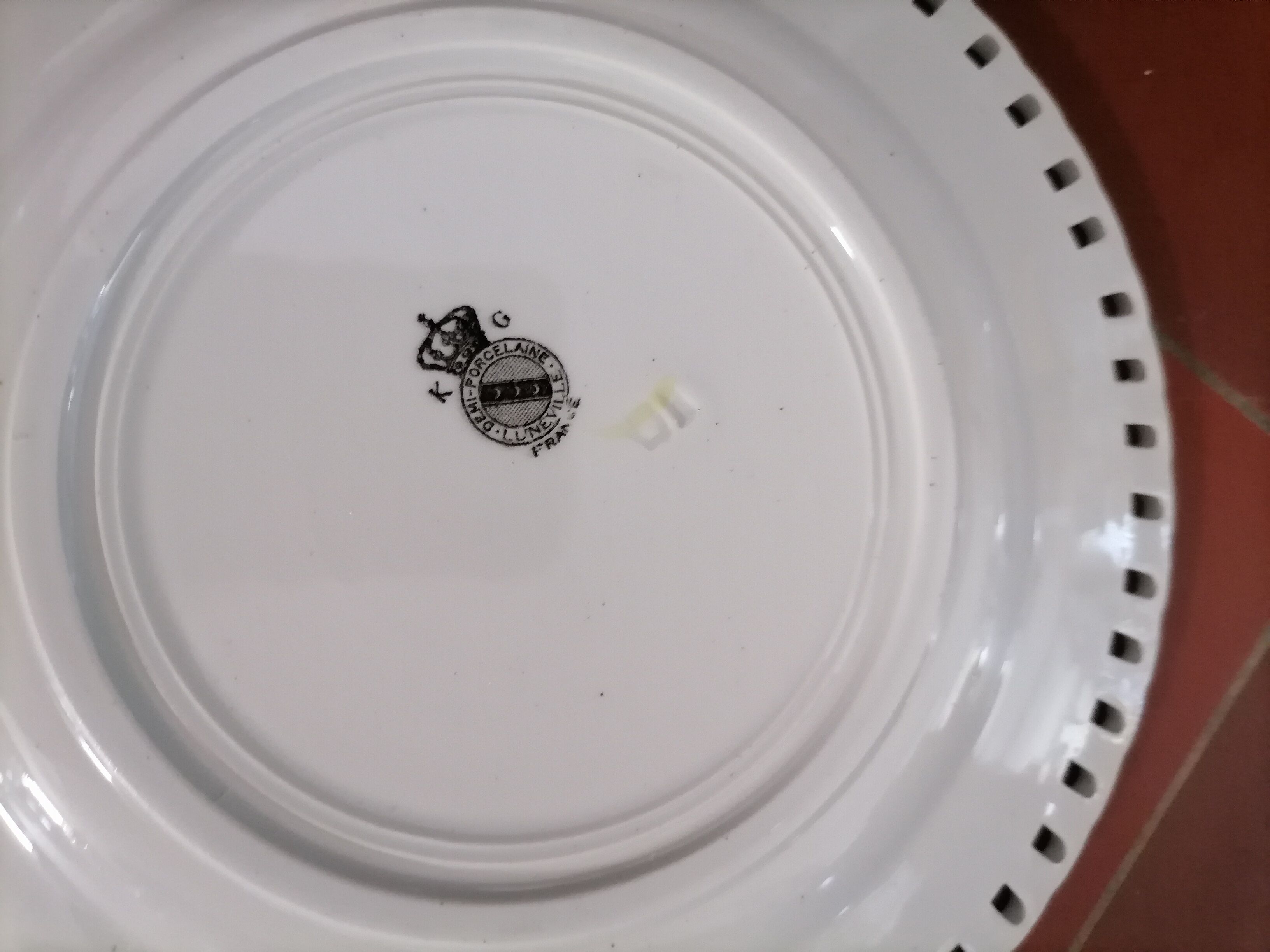 Assiette Lunéville décor fleural ajourée