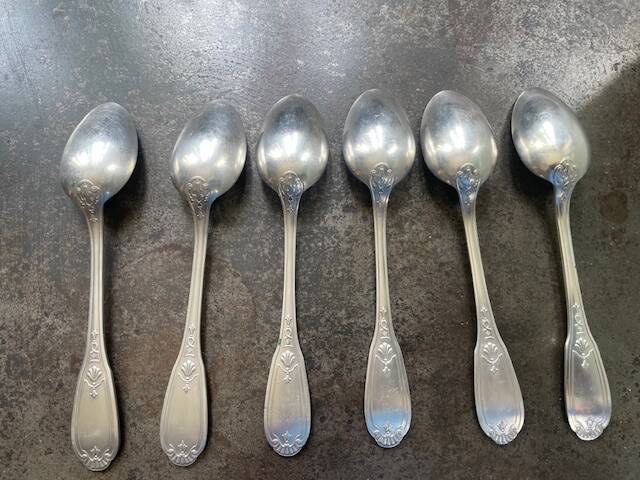 6 petites cuillères en métal argenté Louis XV - coquille