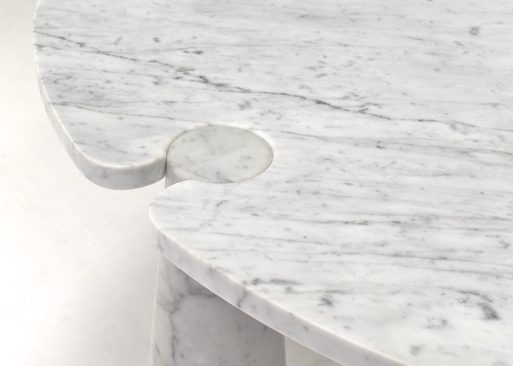 Round dining table Eros in Carrara marble by Angelo Mangiarotti for Skipper Italy 1970s