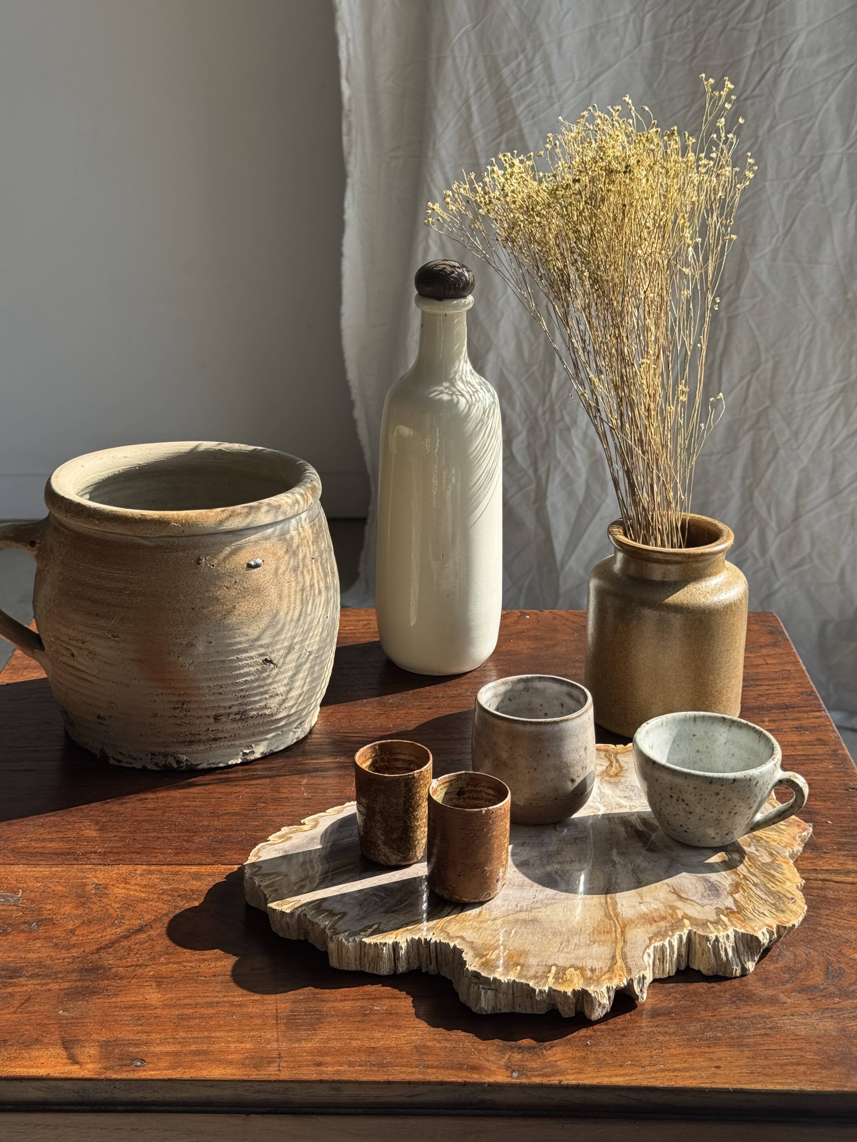 Large stoneware pot with ribbed handle H16